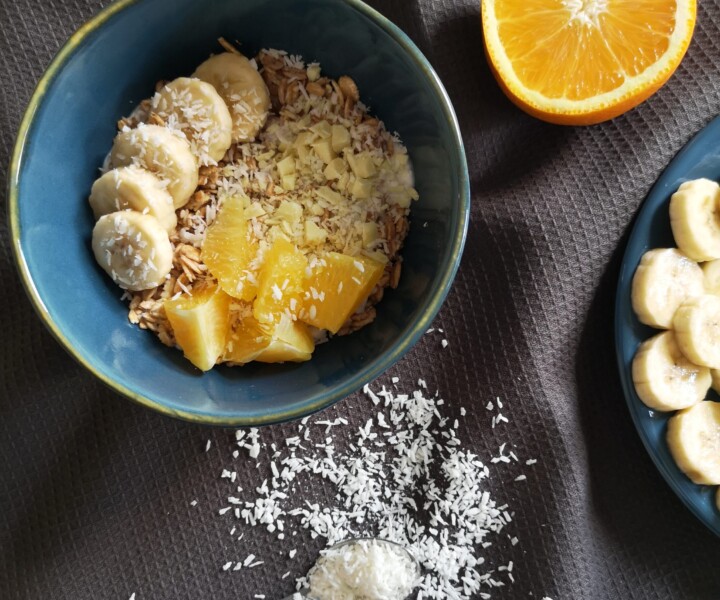 Przepis na jesienną owsiankę w stylu bounty jest bardzo prosty i zajmuje zaledwie kilka minut.