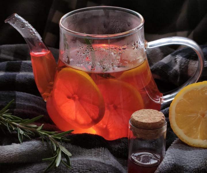 Przepis na domową herbatę na przeziębienie - połączenie czarnej herbaty, cytryny, imbiru, rozmarynu i nie tylko