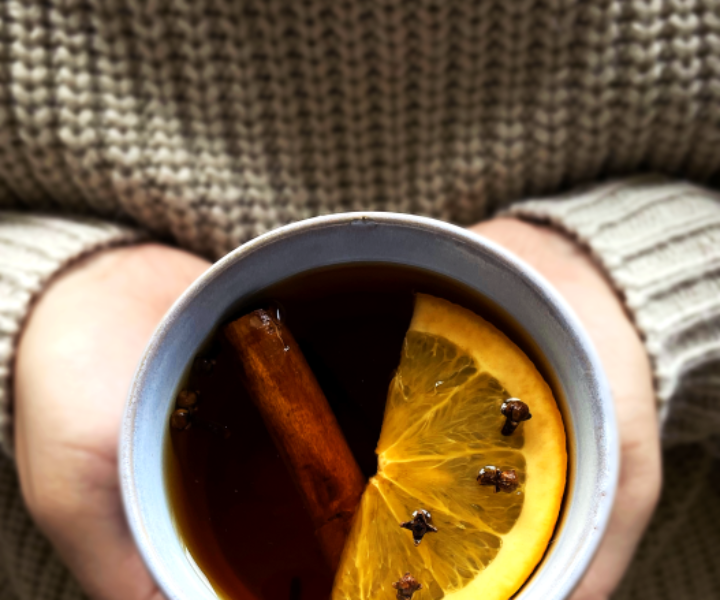 Herbata rozgrzewająca to świetny sposób na jesienne i zimowe wieczory.